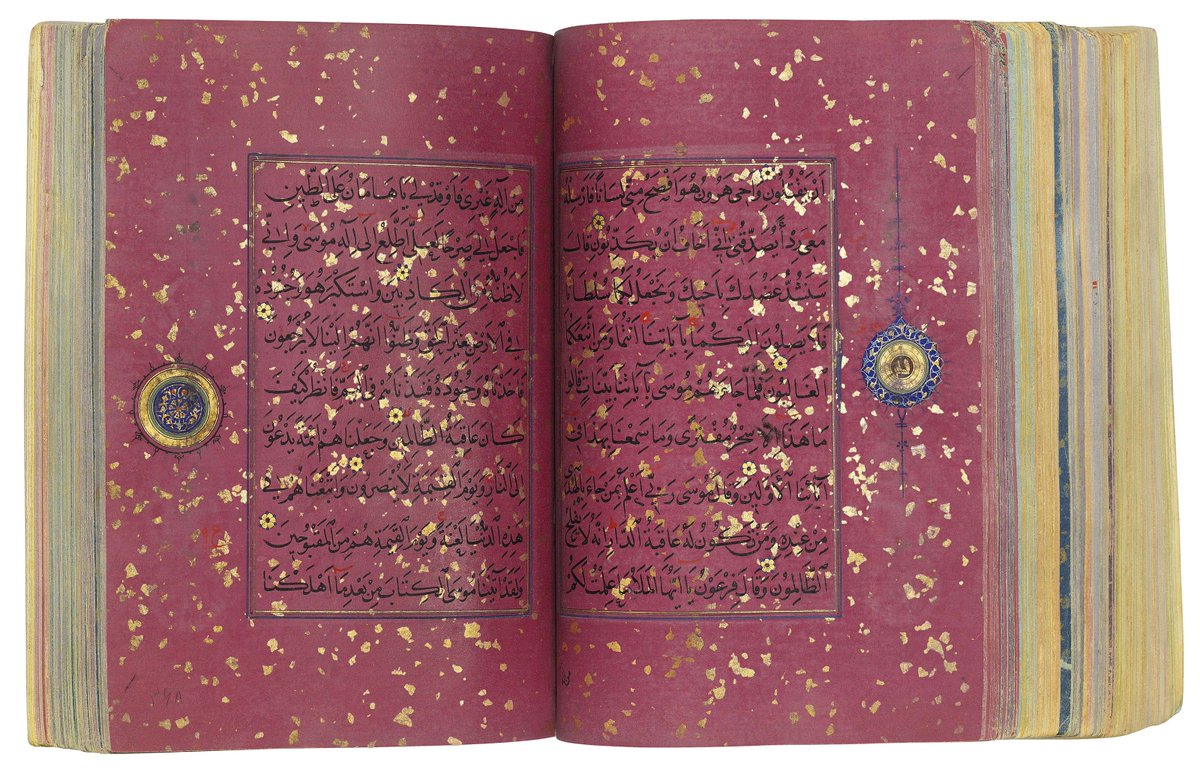 Many pages in this Qur’an are decorated with either gold speckles or characteristically Chinese motifs such as naturalistic details of plants like peach blossoms, architecture & landscapes. These designs resonate with the patterns seen on Ming silks and blue and white porcelain.