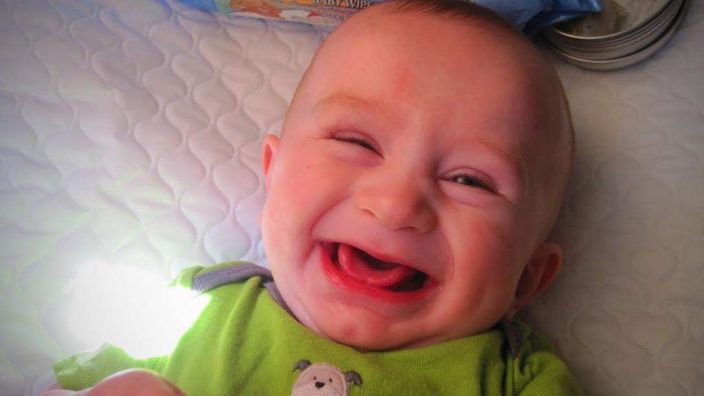 McKCarol256's tweet image. Imagine dating a guy who still dips bread in tea🙄😂 mujooga gasajja mwe🏃🏃🏃🏃