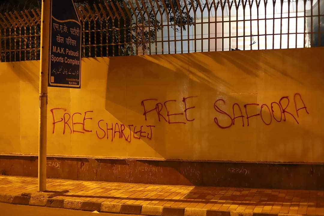 aisa_jamia's tweet photo. An activist writes on a newly whitewashed wall at Jamia Millia Islamia, where previous graffiti had been wiped out: "Free #Safoora and Free #SharjeelImam".
Inquilab Zindabad!
#JamiaMilliaIslamia #ReleaseAllPoliticalPrisoners #StopTargetingJMI https://t.co/UE1kCwjKrl
