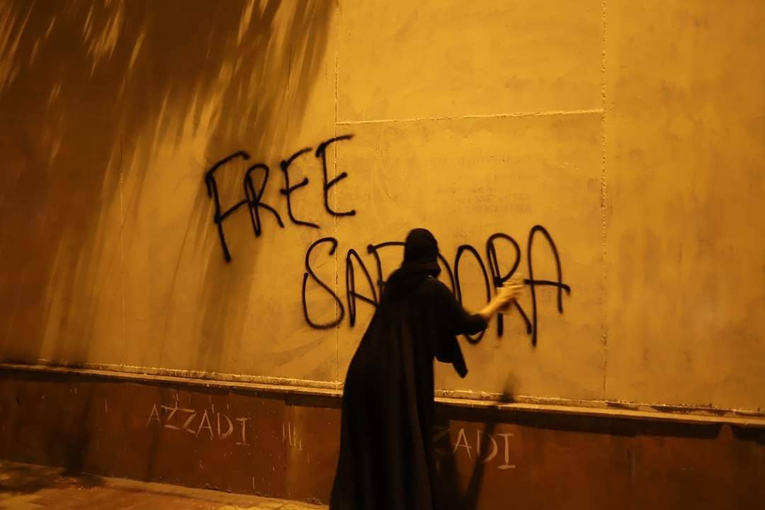 aisa_jamia's tweet photo. An activist writes on a newly whitewashed wall at Jamia Millia Islamia, where previous graffiti had been wiped out: "Free #Safoora and Free #SharjeelImam".
Inquilab Zindabad!
#JamiaMilliaIslamia #ReleaseAllPoliticalPrisoners #StopTargetingJMI https://t.co/UE1kCwjKrl