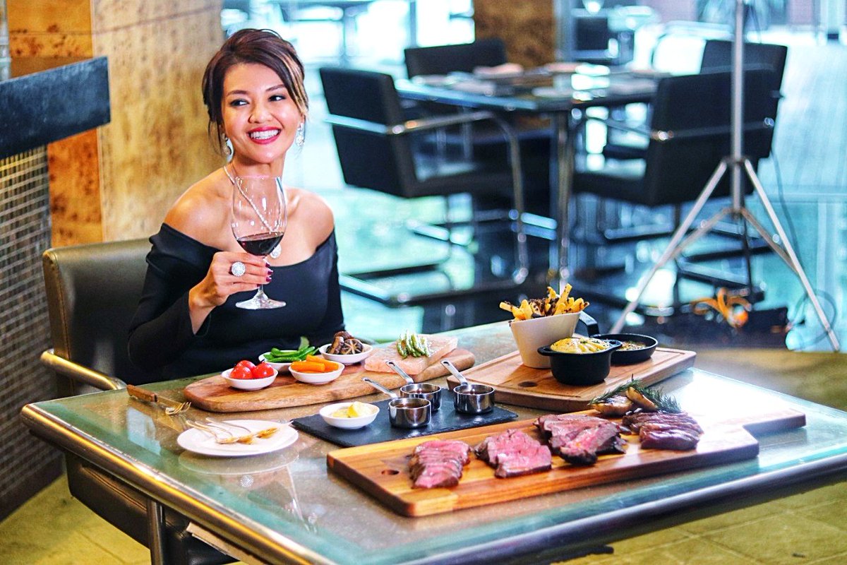 Mengenal beberapa jenis Australian Angus Steaks dan cara menyantap nya bareng @farahquinnofficial. Visit and follow Instagram @wyndhamcasablancajakarta untuk full video nya😃
.
#WyndhamCasablancaJakarta #steaks #RivaGrillnBar