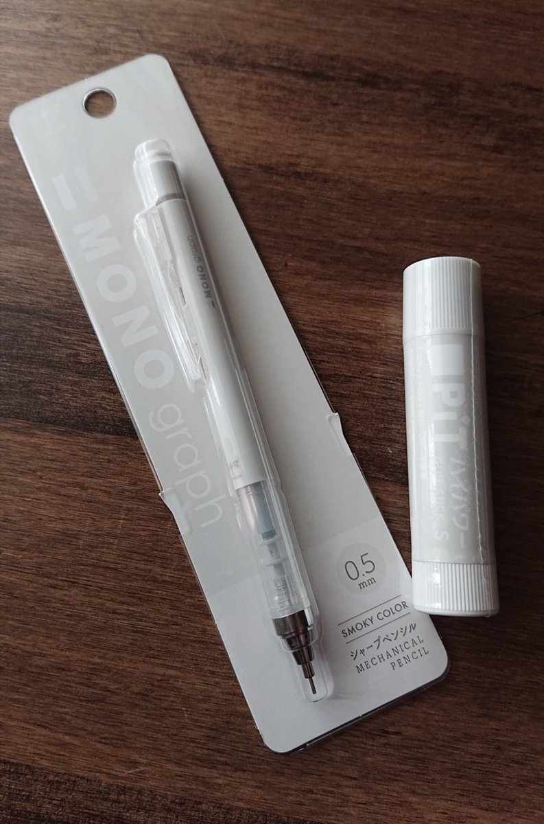 カラシソエル イラストレーター على تويتر トンボ鉛筆 Tombowpencil のモノグラフ スモーキーカラーが出たので買ってきた ホワイトにした 開封してみると軸がマットな質感だった ホワイトの色味もまろやかな感じで 半透明のグリップとの相性が抜群に良い