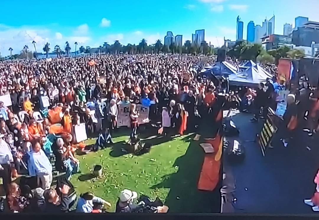 itisup2usnow's tweet photo. 2 hours in and thousands of people still in Boorloo cos Aboriginal Lives Matter. We gonna tear down this system of white supremacy and colonial b*llsh*t.
#boorloojustice #BLMPerth #perthblmprotest https://t.co/COB4hb2ZCe