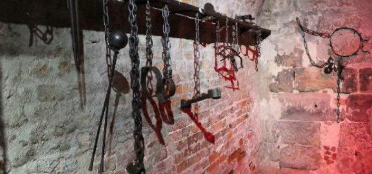 يدعى هذا الشخص بـ the bad rabbit او الأرنب السيئ ، قاتل من جنسية أمريكية اشتهر بقتل وتعذيب واغتصاب الأطفال بصورة بشعة، رغم انه من جنسية امريكية إلا ان اعماله كانت في #البرازيل وكان يصور مقاطع له وهو يعذب الأطفال على موقع #الديب_ويب والناس تدفع مبالغ له كي تشاهد هذة المقاطع،تابع..