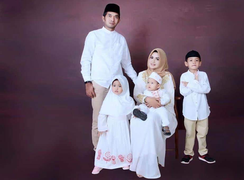 Puncak kemuliaan seorang pria adalah menjadi kepala keluarga
Puncak kemuliaan seorang perempuan adaah melahirkan anak anaknya
Dan,
Puncak kemuliaaan seorang anak adalah berbakti kepada orang tua. 

Semoga keluarga kita ditetapkan sebagai keluarga yang diridhoi Allah SWT. #SAY