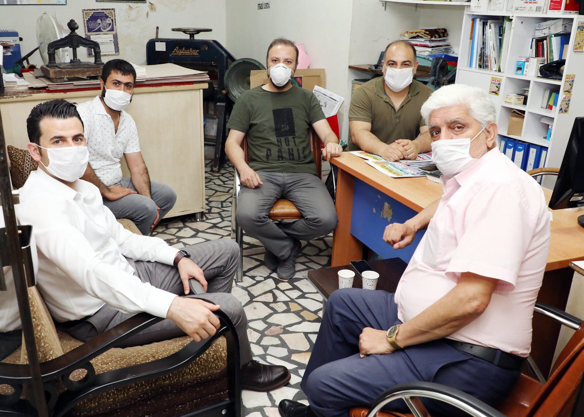 Ofis Ekinciler Caddemizdeki esnafımızı ziyaret ederek vatandaşlarımızla hasbıhal ettik, hayırlı işler diledik; normalleşme sürecinde rehavete kapılmadan, tedbiri elden bırakmayarak sosyal mesafeyi korumalarını ve maske kullanımına özen göstermelerini istedik.