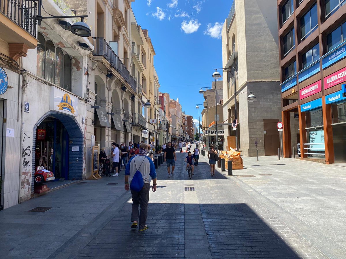 bdncom's tweet photo. Els vianants omplen Francesc Layret i la majoria veuen amb bons ulls la pacificació del carrer els caps de setmana i festius. Els comerciants encara no saben del cert si els afavorirà, i demanen a l'@AjBadalona més diàleg i consens. #Badalona https://t.co/Env68daoz7
