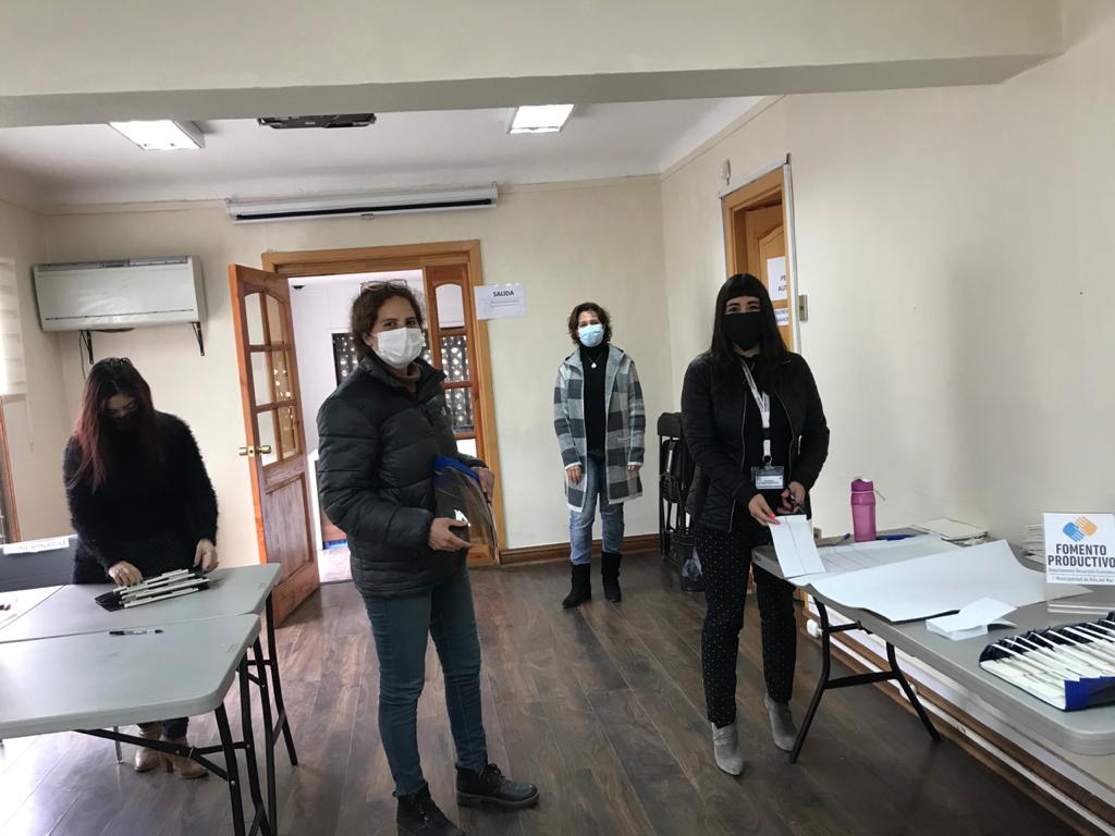 Sindicatohonor1's tweet photo. Los verdaderos #HeroesInvisibles somos los que cada dia nos levantamos y enfrentamos cara a cara los riesgos de la Pandemia. La vocación y el amor por el que necesita, es nuestra motivación para seguir adelante. #fuerzahonorariosmunicipales , que de esta saldremos luego. https://t.co/wAvyP2kdKe