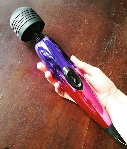lapointeducul's tweet photo. La Pointe Du Cul lance sa première gamme de produits dérivés aux couleurs du podcast! Aujourd'hui, la magic wand!
Bon, fake news, mais avouez ça serait classe.
#lapointeducul #magicwand #produitsderives #podcast #sexualité #sexpo #sexpositif #kink #kinky https://t.co/gOlOgE2S1H