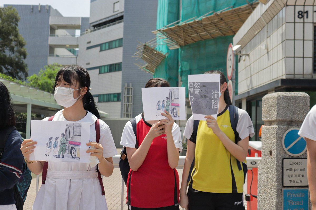 cheung_rachel's tweet photo. Students at #HeungToMiddleSchool forming a human chain in solidarity with a music teacher who was dismissed after allowing students to perform "Glory to Hong Kong". #612Protest #HongKongProtest #HongKong https://t.co/bawoKsGcIC