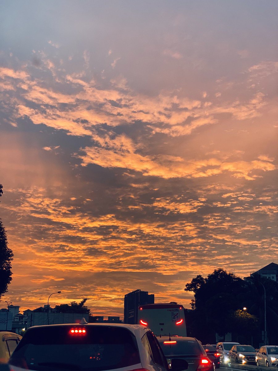 Amsyarnaif's tweet photo. WEH SUNSET LAWA GILAA SEKARANG ! 😭😭😭🤘🏼 https://t.co/PavGnKI0Sr