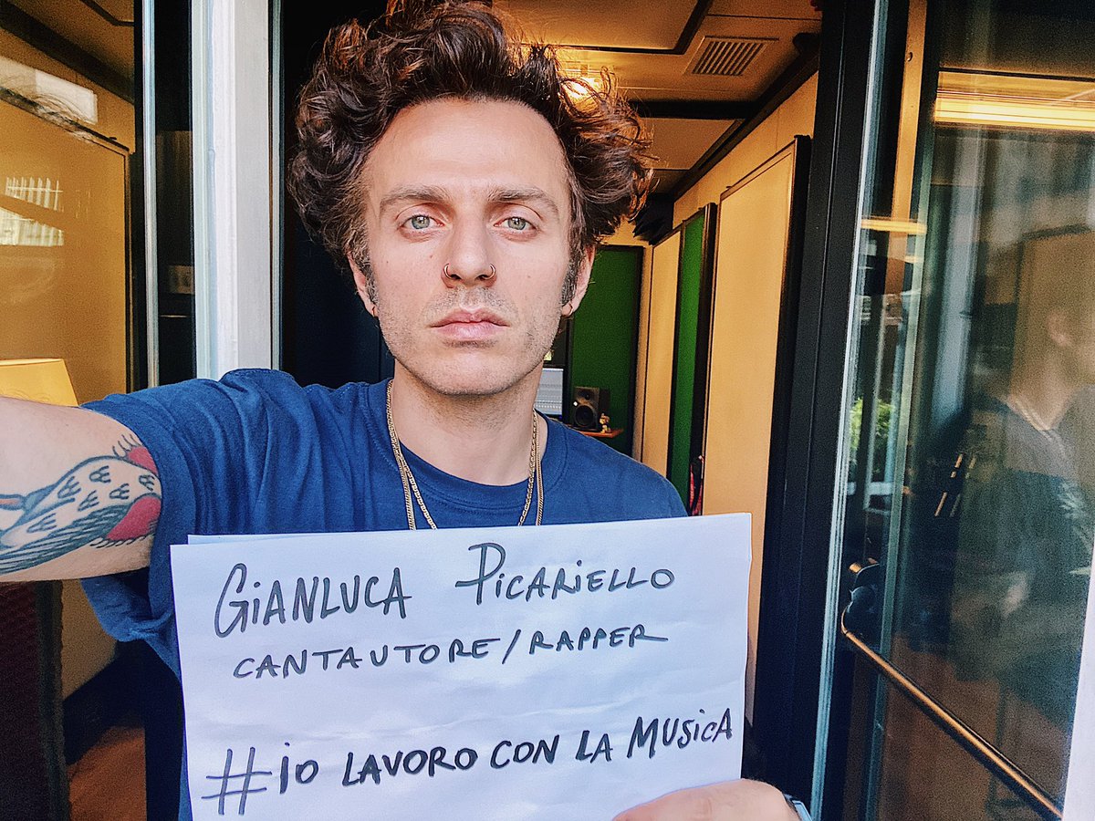 È il momento di metterci la faccia e di raccontare che la musica è un lavoro. 

Un lavoro che non è solo di cantanti e musicisti, ma di decine di migliaia di uomini e donne (e perciò di famiglie) che rivestono i ruoli più diversi. (continua) #SenzaMusica
#iolavoroconlamusica