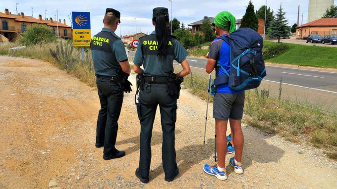 #Colabora con la <a href="/guardiacivil/">Guardia Civil</a> a tu paso por el #CaminodeSantiago. Si observas algún deterioro o intención de hacer daño o expoliar el patrimonio histórico-artístico denuncia los hechos. 

Con la app <a href="/alertcops/">AlertCops</a> (#GuardiánBenemérito) te podemos geolocalizar en caso de emergencia.