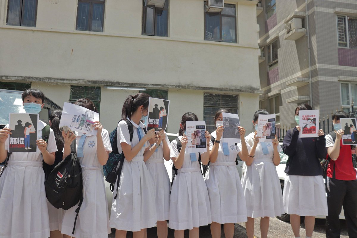 cheung_rachel's tweet photo. Despite the glaring sun and a record of 34°C in some parts of #HongKong, students gathered and formed a human chain in solidarity with their teacher who was dismissed by #HeungToMiddleSchool after allowing students to perform #GloryToHongKong
#612Protest #HongKongProtests https://t.co/P0BsglqDUa