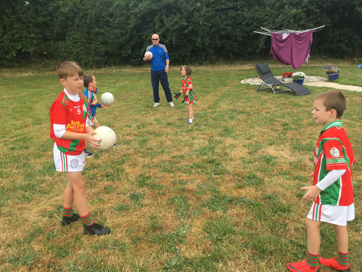 PalatineGAA's tweet photo. Great work from all during @CrowleyyC ‘s online juvenile coaching session this morning. Well done to all and huge thanks to Conor for his input ❤️👏🏻💚 @Carlow_GAA @bennekerryns https://t.co/ToV93TkFMN