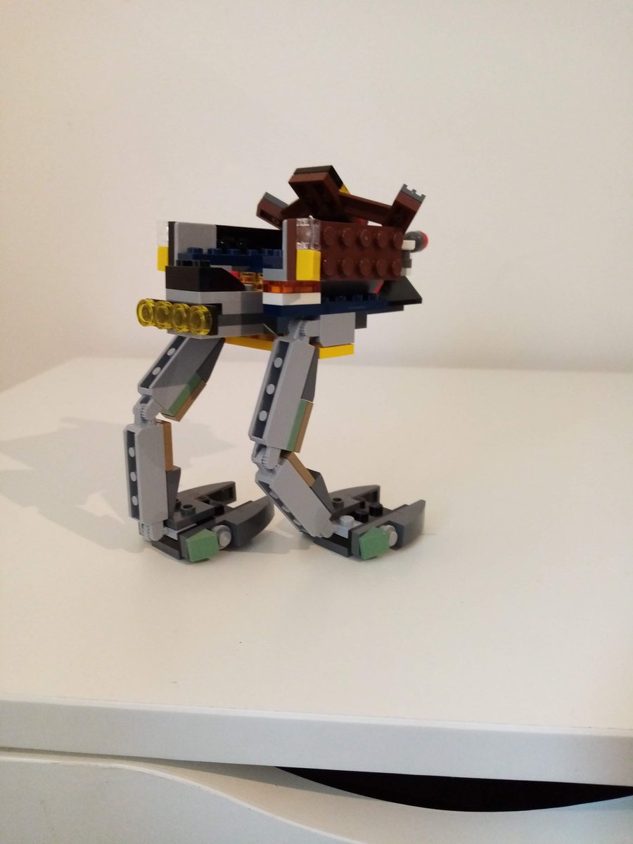 datadictum's tweet photo. Son 1.0's creature is made to live on the Jupiter moon of Io. To survive in snow it has large padded feet to stop it getting stuck. To survive by volcano it has curved plating near head to keep it cool. It is a preditor #NHMLEGO @NHM_Learn @LEGO_Group https://t.co/SP43wFXMBR