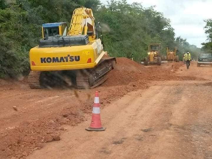 DRhdp's tweet image. Vaste chantier de la voirie sur l’axe #Dimbokro #Bocanda dans la région du N'Zi.
Aucun village ni ville ne sera épargnée par le développement. Nous allons continuer le développ avec les vraies bâtisseurs, notre leader @AmadouGon parce qu’il fait déjà ses preuves sur le terrain.