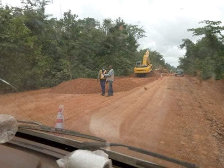 DRhdp's tweet image. Vaste chantier de la voirie sur l’axe #Dimbokro #Bocanda dans la région du N'Zi.
Aucun village ni ville ne sera épargnée par le développement. Nous allons continuer le développ avec les vraies bâtisseurs, notre leader @AmadouGon parce qu’il fait déjà ses preuves sur le terrain.