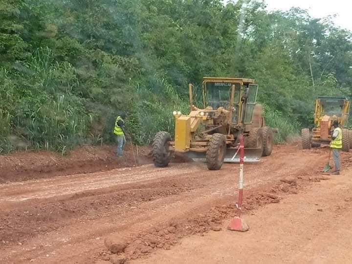 DRhdp's tweet image. Vaste chantier de la voirie sur l’axe #Dimbokro #Bocanda dans la région du N'Zi.
Aucun village ni ville ne sera épargnée par le développement. Nous allons continuer le développ avec les vraies bâtisseurs, notre leader @AmadouGon parce qu’il fait déjà ses preuves sur le terrain.