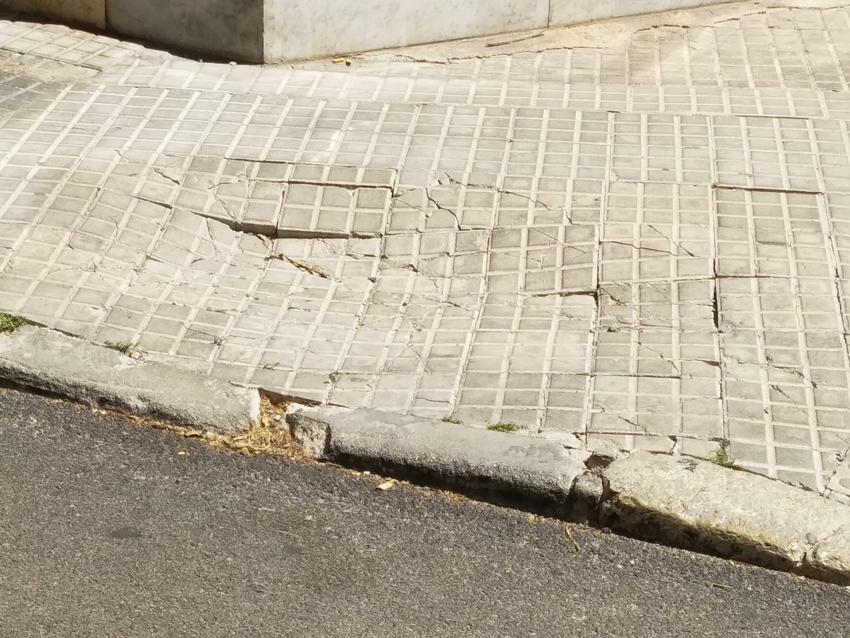 BaroAvv's tweet photo. @zamconsultor @hila @redinnpulso Si por lo menos empezaran por el mantenimiento de las aceras que ya habia .... Es chapucero y pretencioso ampliar aceras a base brochazo y bloque de cemento. #palmaSOStenible #palmaverde https://t.co/ma9upm9em3