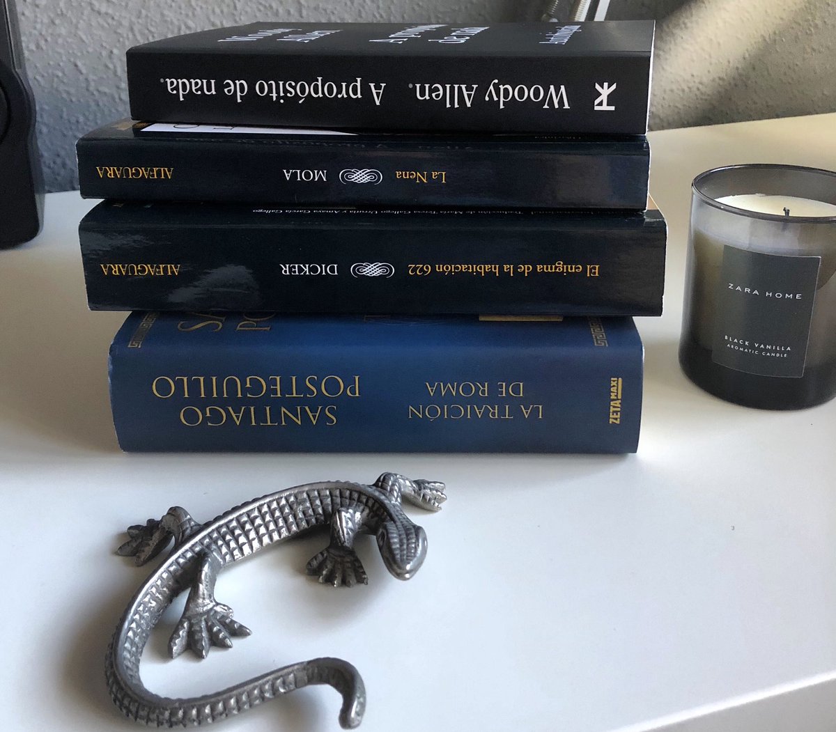 Anabelbeltrg's tweet photo. Nunca tanto como en el #Coronalibrus pero las lecturas de desescalada no van flojas...
❤️ 📚 ❤️
Y además he encontrado el 🐊 @MeseguerYebra @jgarciaherrero https://t.co/OZ51ha1RQ7