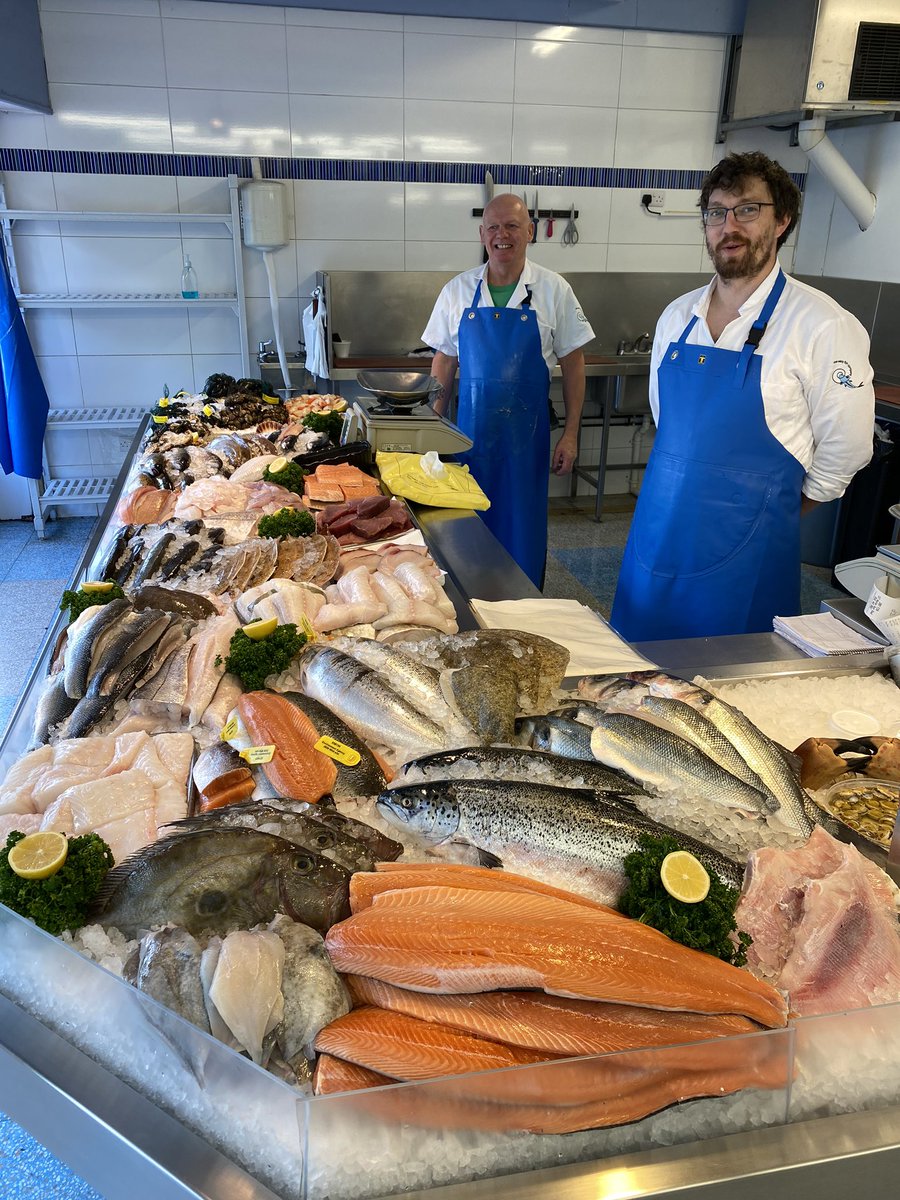 TheEasyFishCo's tweet image. The team ready for action! These guys have worked their socks off the last few weeks 👏🏻👏🏻👏🏻. Open until 4pm come get your fix! #notallaboutme #easyfish #fishmongers #cheshire #heatonmoor #wilmslow
