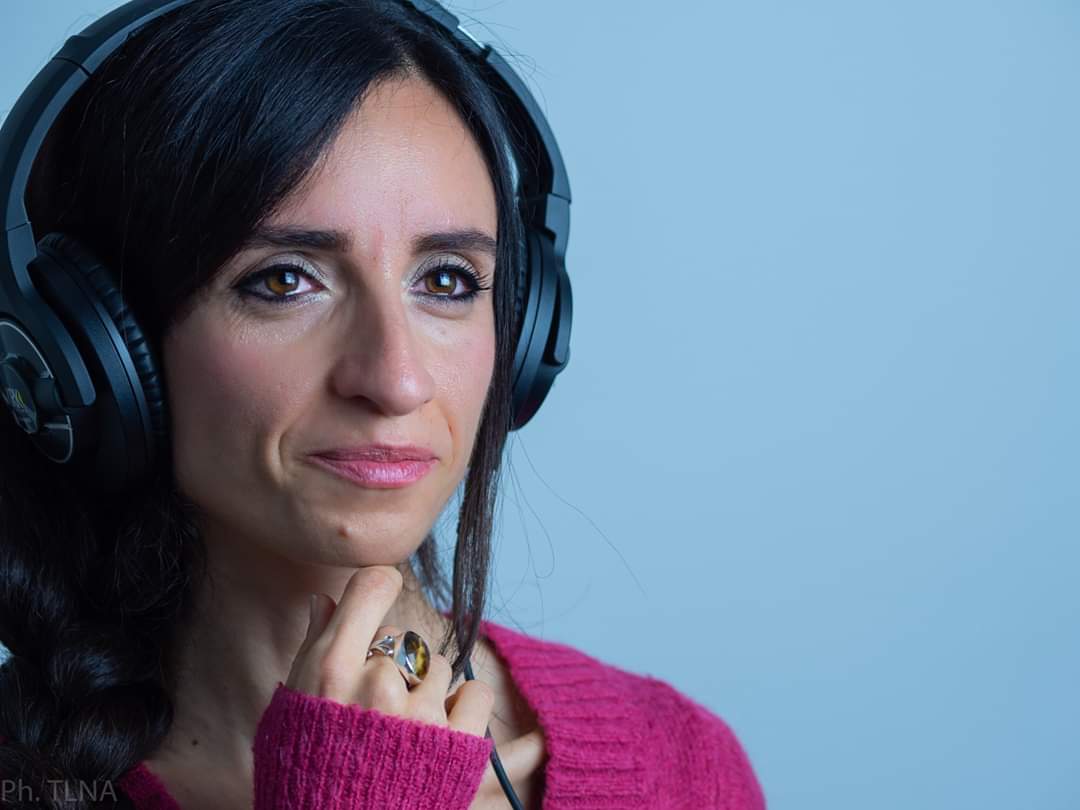 Una canzone schiude emozioni,evoca sentimenti,abbraccia senza opprimere.Nessuna distanza,la musica non conosce limiti,non preclude possibilità,non fa distinzioni, unisce e lascia spazio.Della #Musica si parla al presente perché, insieme a chi ne fa parte,vive per sempre #13giugno