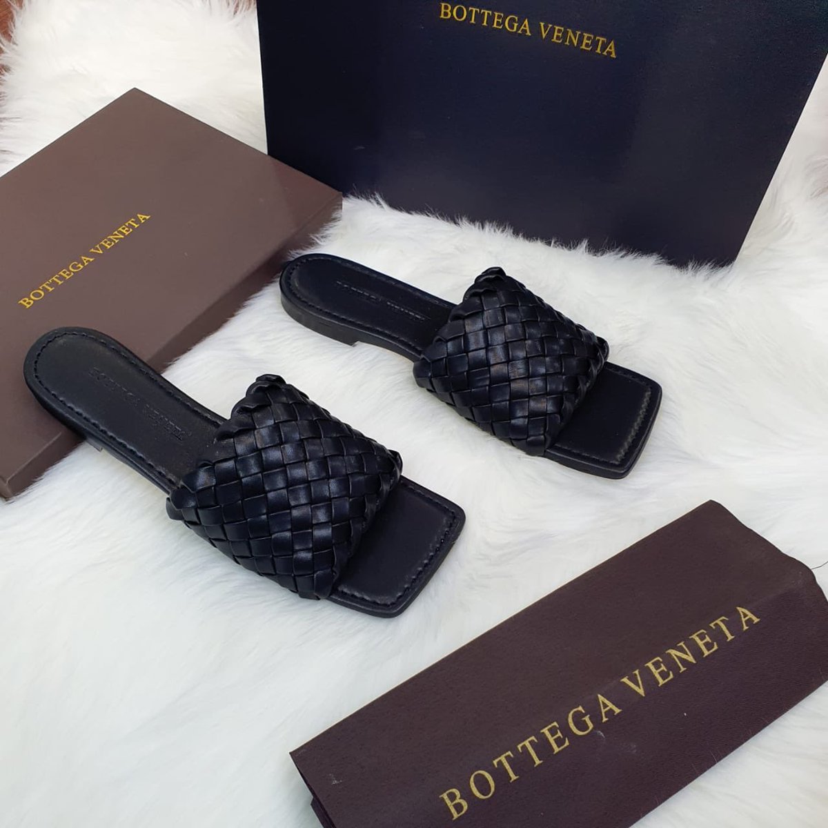 مقاسات 36-41 ( 300 درهم )