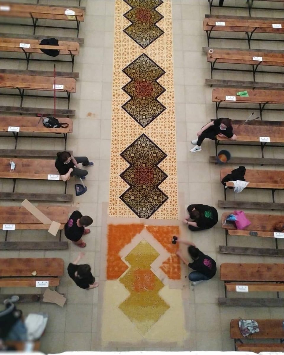 Así de espectacular ha quedado la alfombra realizada en la  iglesia.Ha sido realizada por los integrantes de varias peñas de Elche de la Sierra. Podéis ir a verla en el siguiente horario:
Hoy 13: de 10 a 13:30 y 17:30 a 21:00
Mañana 14: de 9:30 a 12:00 (al finalizar la misa)