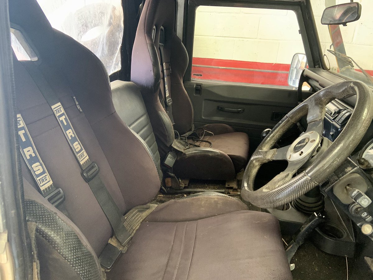 femalemechanic1's tweet photo. Modified Defender with bucket seats for the win #subzerocool #Landrover #Overfinch #modified #offroad #monster https://t.co/nftIdLuYsL