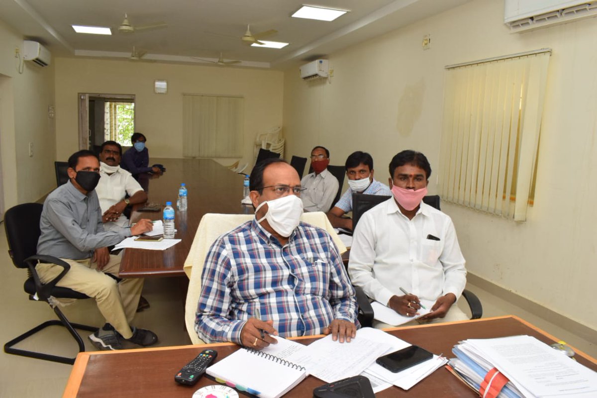 సీజనల్ వ్యాధులు ,శానిటేషన్, హరితహారం తదితర అంశాలపై వీడియో కాన్ఫరెన్స్ నిర్వహించిన రాష్ట్ర మున్సిపల్ శాఖ మంత్రి కె.తారకరామారావు. వనపర్తి నుండి అదనపు కలెక్టర్ డి. వేణుగోపాల్ పాల్గొన్నారు.