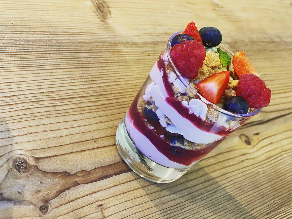YanAtBroadrayne's tweet photo. Elderflower. Eton. Mess 
🙌🙌🙌
Order now to devour later...

https://t.co/eeOy5x8iGJ 

#grasmere #food #freshfood #deliciousfood #pudding #dessert #etonmess #puds #fresh #delicious #yummy #tasty #tastyfood #cumbria #lakedistrict #keswick #ambleside #windermere #bowness #saturday https://t.co/NNwI6s4VXR
