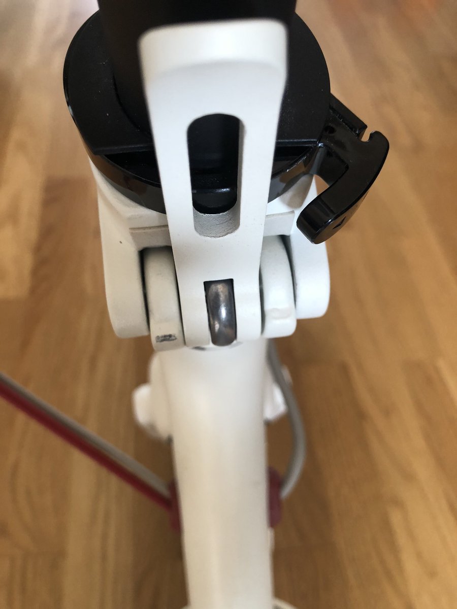 ewaymadrid1's tweet photo. @Patinetevmp @SairosAlasin Por unos 300€ no se le puede pedir peras al olmo. Sistema de pliegue muy poco seguro con muchas vibraciones durante la conducción, aleaciones de baja calidad. Yo no confiaría mi seguridad a este simple tornillito. 👎👎 anda que no tiene defectos el "best seller" de los 🛴🔌🍃 https://t.co/aZFAjuHTib