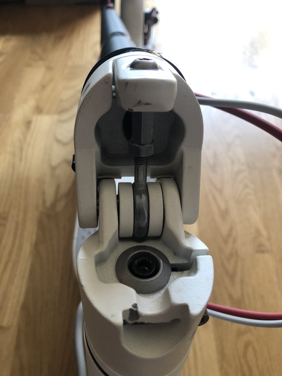ewaymadrid1's tweet photo. @Patinetevmp @SairosAlasin Por unos 300€ no se le puede pedir peras al olmo. Sistema de pliegue muy poco seguro con muchas vibraciones durante la conducción, aleaciones de baja calidad. Yo no confiaría mi seguridad a este simple tornillito. 👎👎 anda que no tiene defectos el "best seller" de los 🛴🔌🍃 https://t.co/aZFAjuHTib