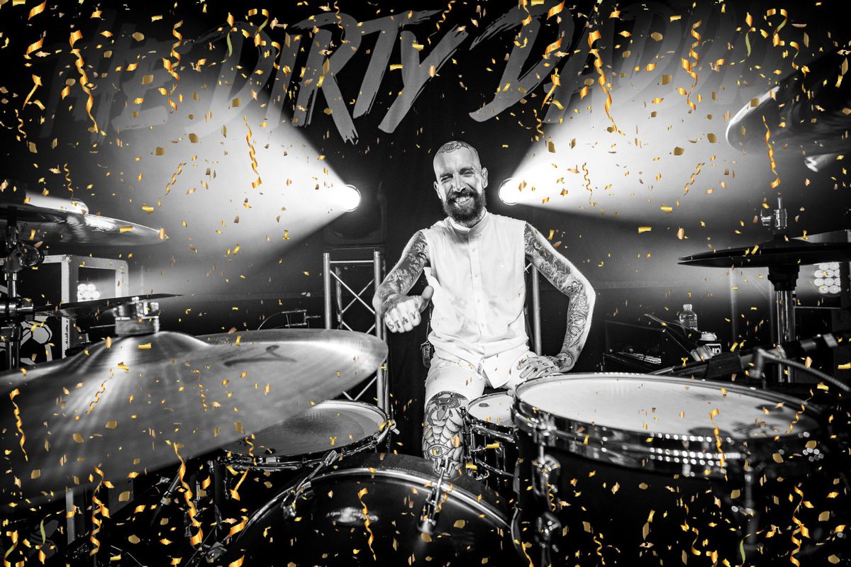 Dit is typisch zo'n dag om een berg gouden confetti de lucht in te hijsen want Jordy is 𝐉𝐀𝐑𝐈𝐆! Duimpje omhoog, flesje bier ondersteboven en zingen maar! 🎂🎶