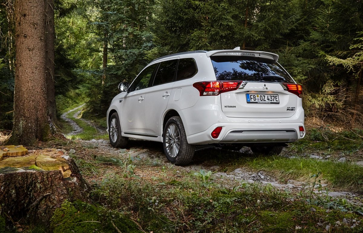 Acht jaar na de lancering van de Mitsubishi Outlander PHEV is de mijlpaal van 250.000 verkochte exemplaren bereikt! Daarmee is de SUV met afstand de bestverkochte plug-in hybride ter wereld. Lees hier waarom de Outlander PHEV zo geliefd is.
➡️ bit.ly/3fgsFvD