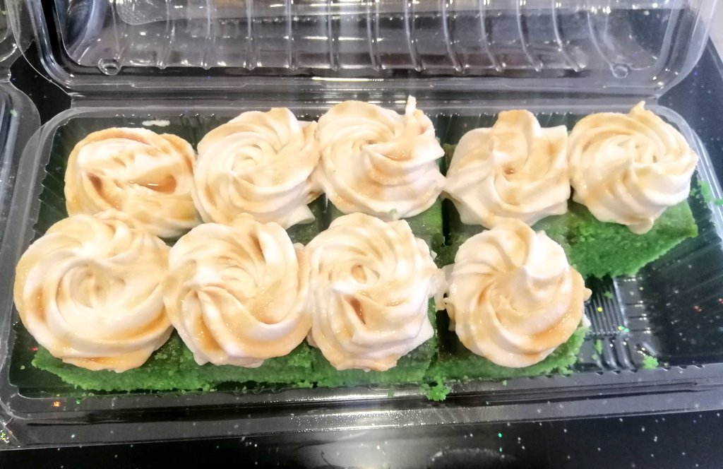 itsme_nalini's tweet photo. Okay..All packed & delivered 💚🖤💛💚🖤💚💛😍
#RichButterAlmond
#MarbleChocolate
#PalmSugarPandan
#MiniLoaf
#RedVelvet
Hopefully they are tasty & yummy delicious 😍😋 for #relatives #cake
#baking #passion #chefnalini 👩🍳
Seriously I'm super duper tired nw bt Im hpy wit👇😍🥰 https://t.co/9W79DqCQKP