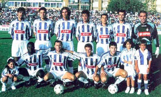 recreoficial's tweet photo. 🔙 Hoy hace 22 años de aquel 13 de junio en el que el Decano volvió a Segunda División.
🔵⚪ @JoaquinCaparros y los suyos consiguieron una gesta que es recordada con gran cariño entre los recreativistas.
💪 Volveremos a Segunda, volveremos otra vez.
📸 @huelva_info @marca https://t.co/5FnxZlW2E6