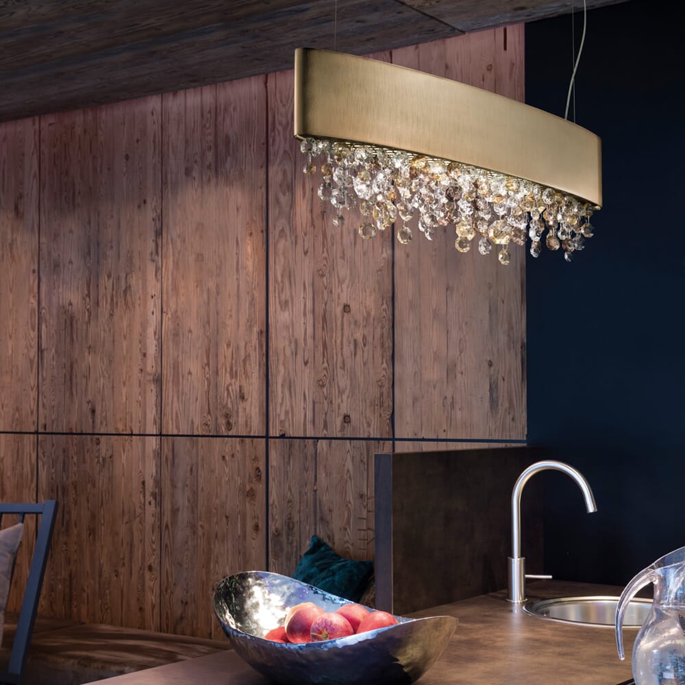 A beautiful, burnished gold chandelier in the kitchen? The ultimate in luxury living 🧡
ow.ly/NBzd50A2GZ4
#goldchandelier #contemporarychandelier #chandelier #luxurylighting #designerlighting #luxuryliving #crystalchandelier #interiordesign #designlovers