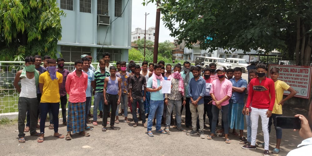 TheSaurabh_11's tweet photo. #RAJMAHAL_COAL_MINES_LALMATIA_JHARKHAND 
कई वर्षो से #coal_mines में काम चालू है
और mines के बगल गाँव #तेतरिया_धनकुंडा के एक भी व्यक्ति को आज तक काम नही मिलने पर कल ऐरिया ऑफिस में अपना एक मांग पत्र सोपा।
@HemantSorenJMM
@CoalMinistry 
@dcgodda 
@JmmJharkhand https://t.co/ZYe4GXkpL2
