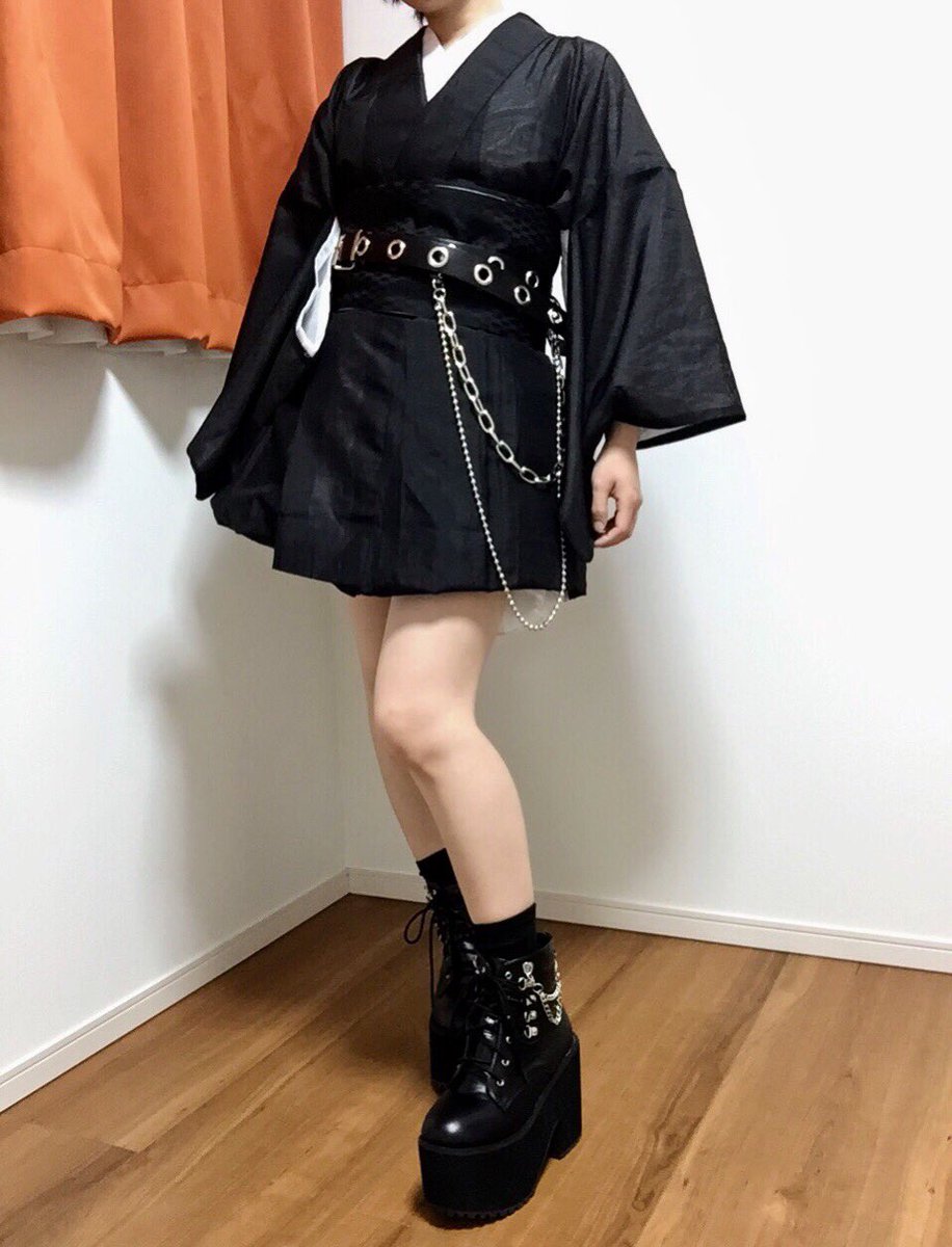 黒着物を膝上丈にしてベルトを締めた姿が超かっこいい 普段着で喪服着るな の声があるのは知ってるけれど私はこのコーデがお気に入り Togetter