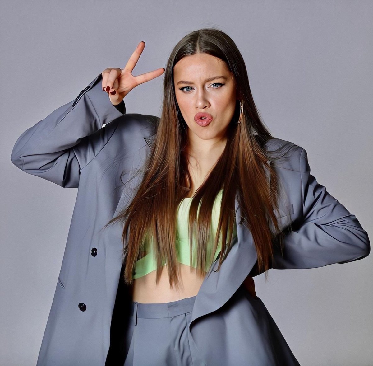 evibxalfr's tweet photo. ESTA DIOSA HA CONSEGUIDO 2M EN EL VIDEO LYRICS DE SU PRIMER SINGLE #Dumb2M https://t.co/7iM8JtHAU0