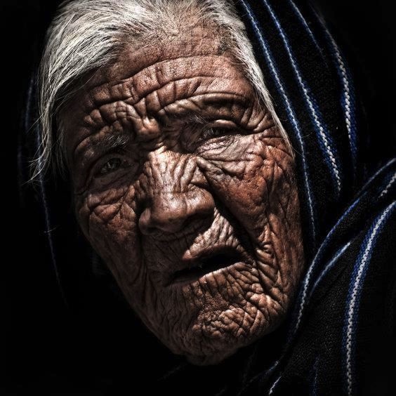 Старуха и все такое. Красивые старые женщины. Бабуля в платке. Маска "бабушка". Седая бабушка.