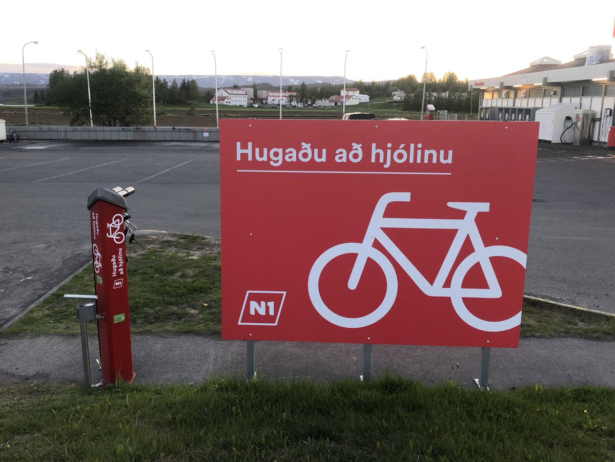 ledep's tweet photo. Nella stazione di servizio di Egilsstaðir, Islanda orientale, c’è una postazione pubblica dedicata alla manutenzione della bicicletta. Sulla torretta di lavoro si trova tutto l’occorrente, compreso - per i meno avvezzi - un QR code che rimanda a video tutorial in inglese 🚲 https://t.co/9sI812FQO7
