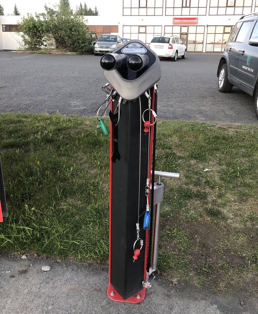 ledep's tweet photo. Nella stazione di servizio di Egilsstaðir, Islanda orientale, c’è una postazione pubblica dedicata alla manutenzione della bicicletta. Sulla torretta di lavoro si trova tutto l’occorrente, compreso - per i meno avvezzi - un QR code che rimanda a video tutorial in inglese 🚲 https://t.co/9sI812FQO7