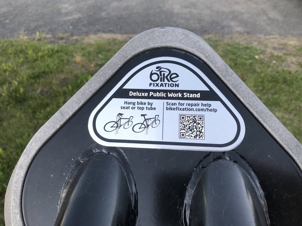 ledep's tweet photo. Nella stazione di servizio di Egilsstaðir, Islanda orientale, c’è una postazione pubblica dedicata alla manutenzione della bicicletta. Sulla torretta di lavoro si trova tutto l’occorrente, compreso - per i meno avvezzi - un QR code che rimanda a video tutorial in inglese 🚲 https://t.co/9sI812FQO7