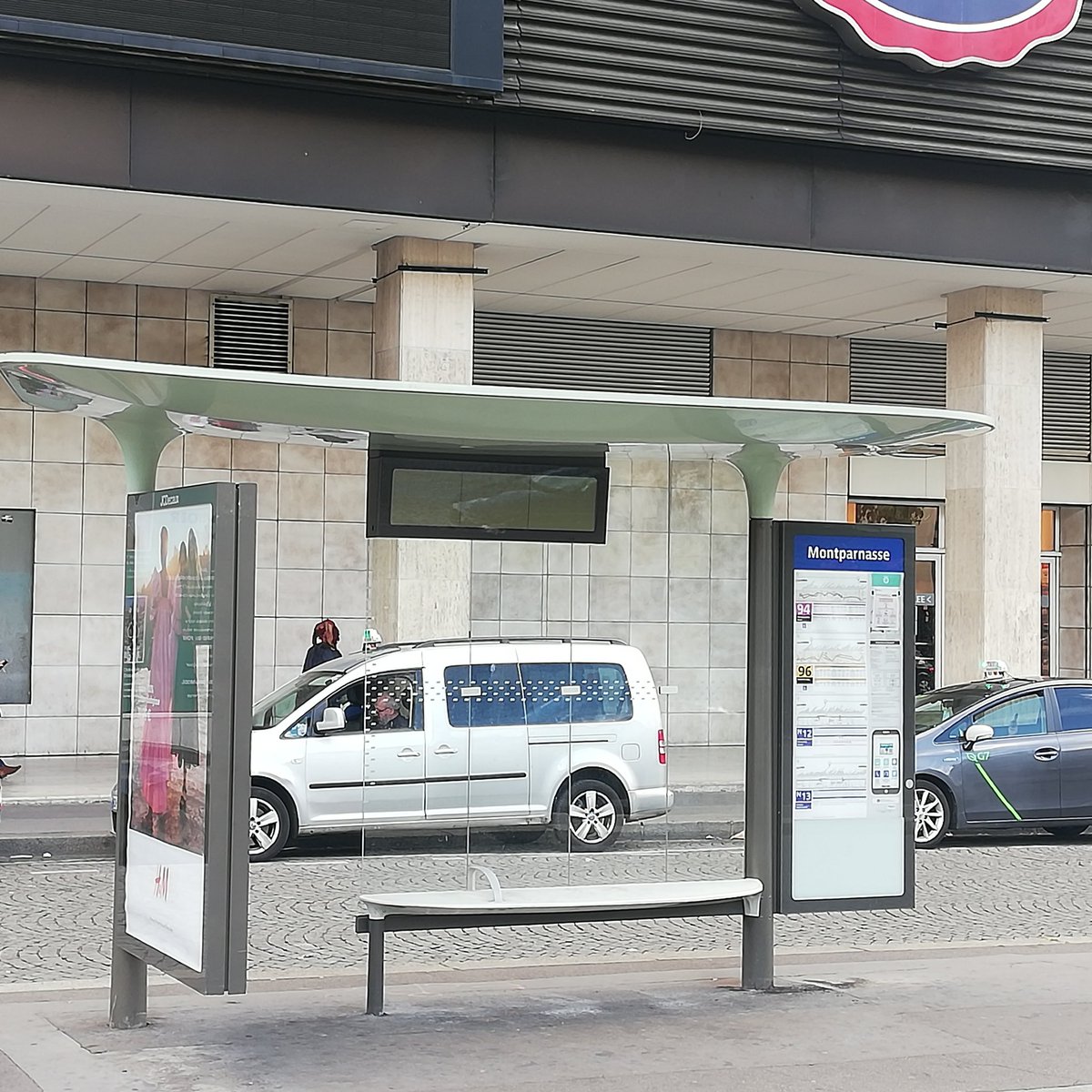Asso_usagersidf's tweet photo. Dans la série des arrêts de bus parisiens sans affichage des temps d'attente depuis + d'un an : Montparnasse, place du 18 juin avec 5 lignes (+ des Noctiliens) https://t.co/Yh8lHBRgs7