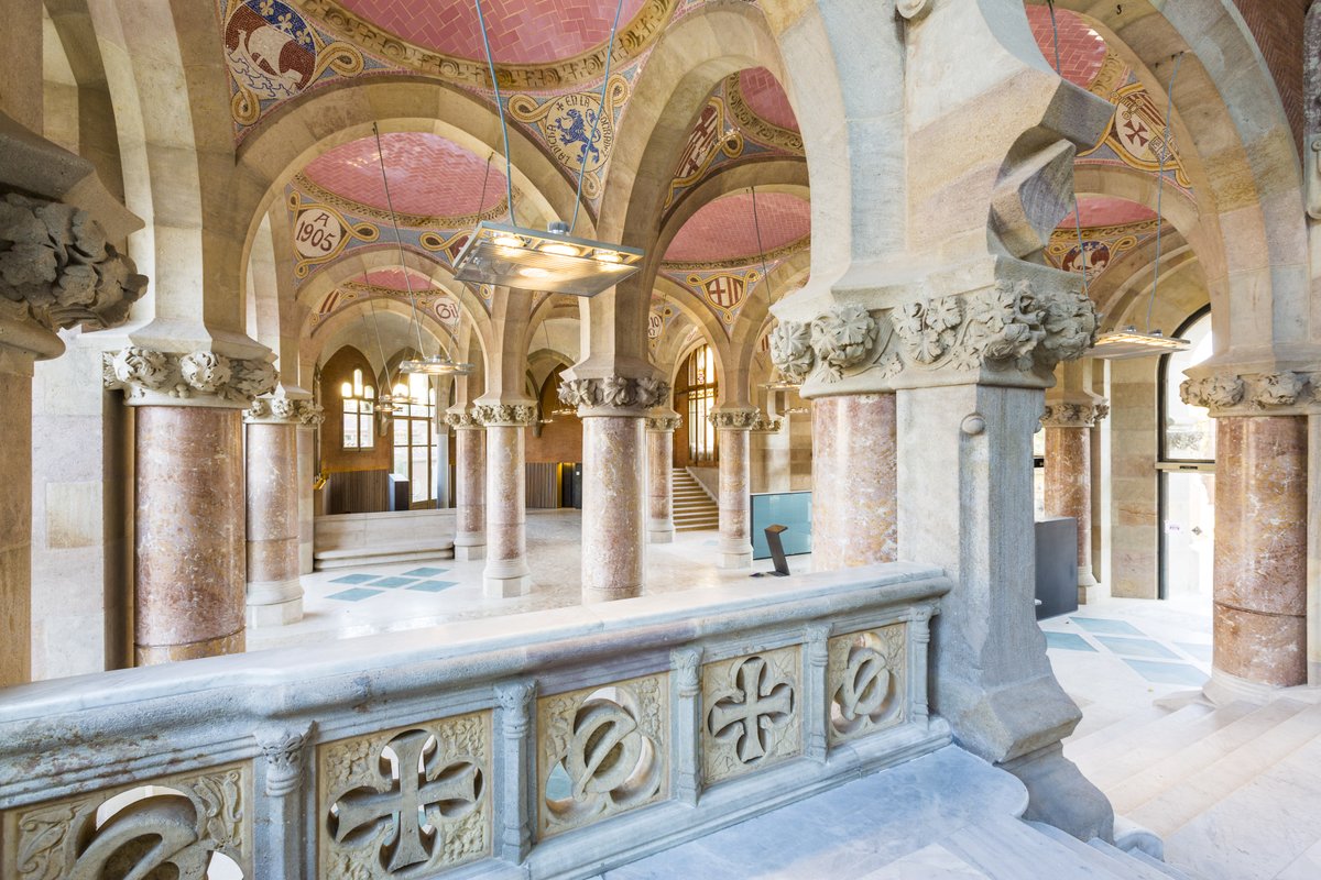 El sostre del vestíbul de Sant Pau està replet de simbologia. Saps què representen i signifiquen tots aquests escuts? Lectura recomanada! bit.ly/3cYXwv6 #SantPauBCN