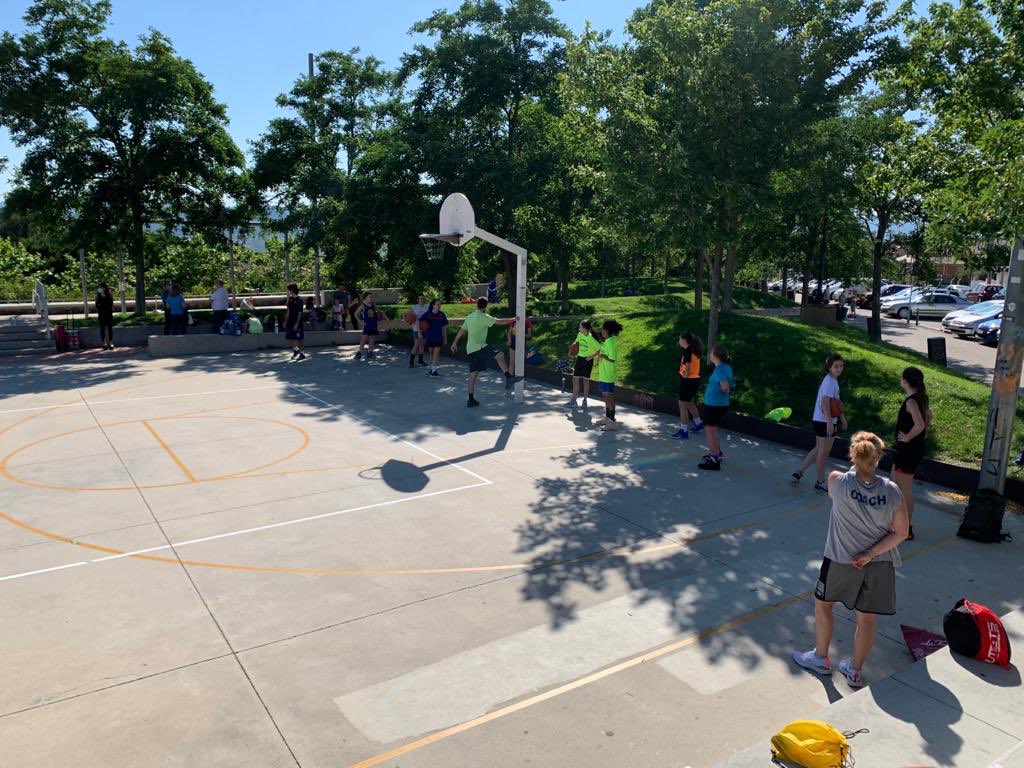 pladv's tweet photo. @santjustcat @josepperpinya Aixi hem d’entrenar les entitats esportives del poble: basquet, patinatge .... i nens que volen fer el seu esport compartint espais públics per no poder fer ús de les instal.lacions municipals. Tots hem de fer un esforç si volem tirar endevant. https://t.co/Druil4bzHy