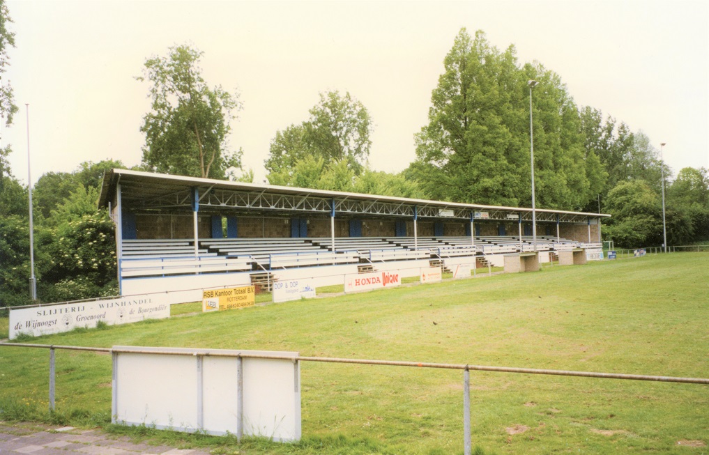 FerryReurink's tweet photo. Deze fotografeerde ik al in 1997: de voormalige overdekte zittribune van Hermes-DVS op Harga in Schiedam. Tussen '60 en '71 werd hier betaald voetbal gespeeld; ook stadgenoot SVV maakte 6 seizoenen gebruik van dit veld. De tribune verdween in 2005. #loststand #groundhopping https://t.co/3as9OSWzzg
